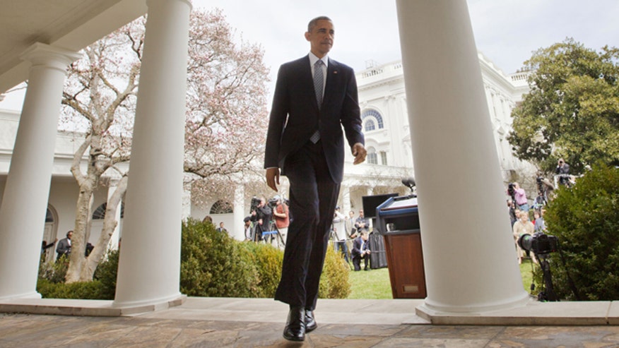 660-Obama-WH walking-AP.jpg